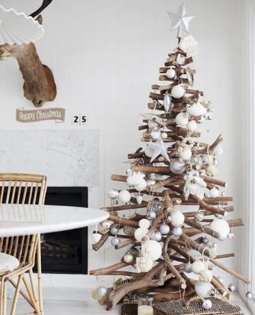 Cómo decorar la casa para el Año Nuevo: Árbol de navidad hecho de palos