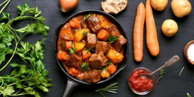 Cordero guisado con patatas y zanahorias