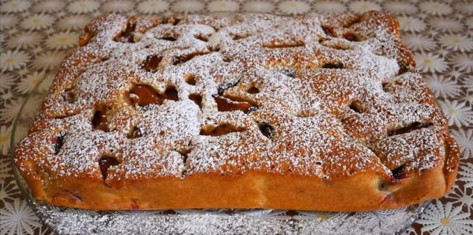 Pastel con crema de ciruelas en