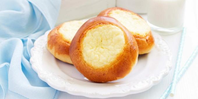 Tartas de queso con requesón sobre crema agria