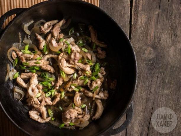 Cómo hacer oyakodon: agregando carne de pollo