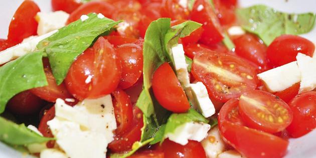 recetas rápidas de platos: ensalada con tomates y queso feta 