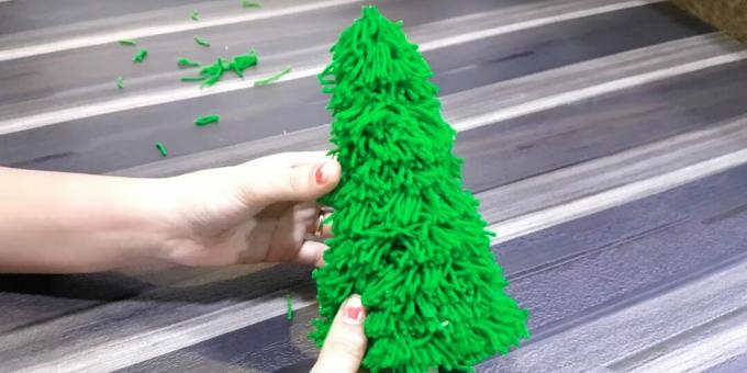 Cómo hacer un árbol de Navidad con hilos.