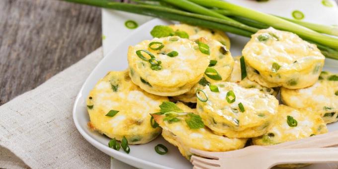 Mini frittatas con queso feta, guisantes y hierbas