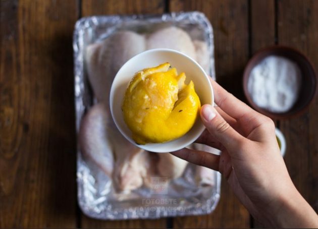 Pollo al horno con limón: agregar limón