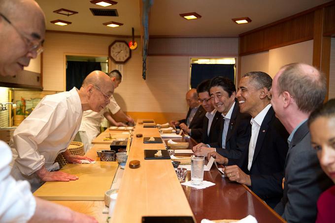 Jiro Ono y Barack Obama. Por la Casa Blanca de Washington, DC - P042314PS-0082, de dominio público, https://commons.wikimedia.org/w/index.php? curid = 34426375
