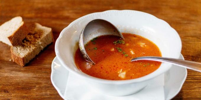 Sopa de tomate con bagre