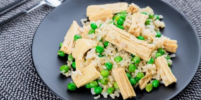 Ensalada con espárragos de soja, arroz y guisantes verdes