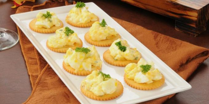 Canapé con huevos sobre galletas