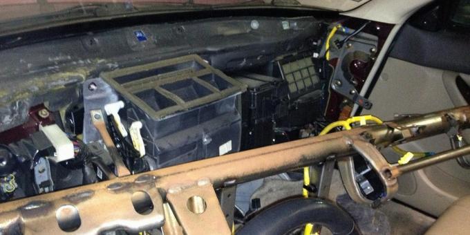¿Por qué mal iluminada estufa en el coche: fugas caja del calentador y el desplazamiento del radiador