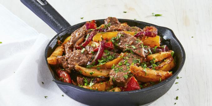 platos de carne: Ensalada caliente con carne y patatas fritas