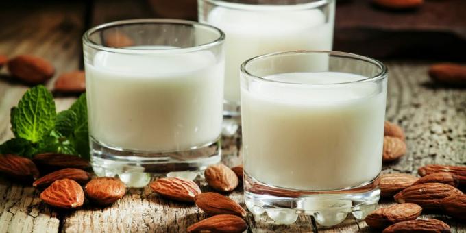 Bebidas saludables antes de acostarse: leche de almendras