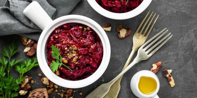 Ensalada con carne de res, remolacha, pepinos y ciruelas pasas