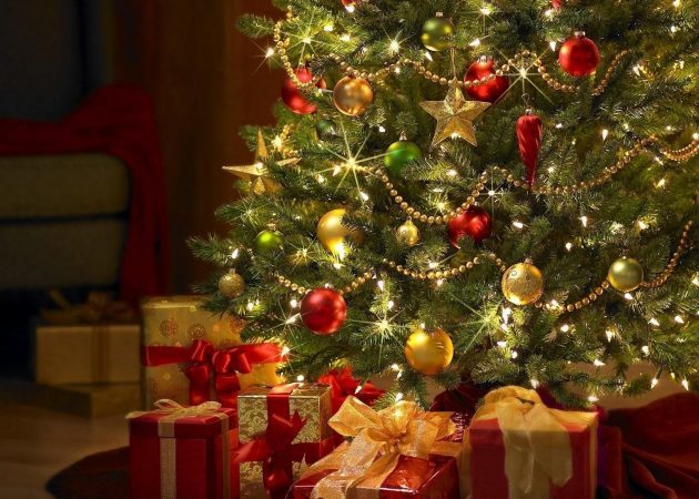 Decorar un árbol de Navidad: bolas y oropel