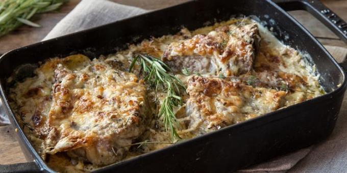 chuletas de cerdo con crema agria, mostaza y queso