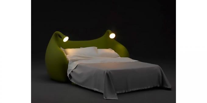 cama con lámparas de cabecera