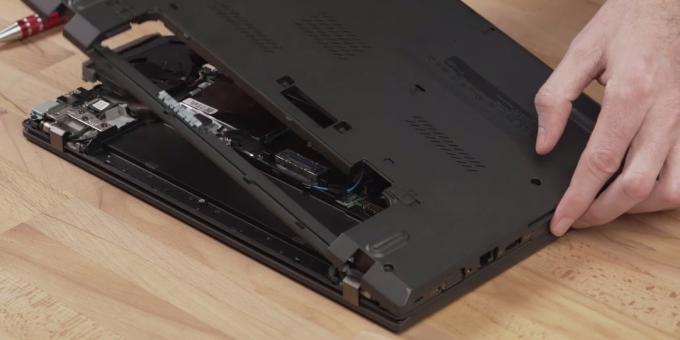 Cómo conectar un SSD a una computadora portátil: retire la cubierta