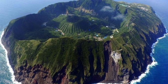 territorio asiático no es en vano atraer turistas: la isla volcánica Aogasima, Japón