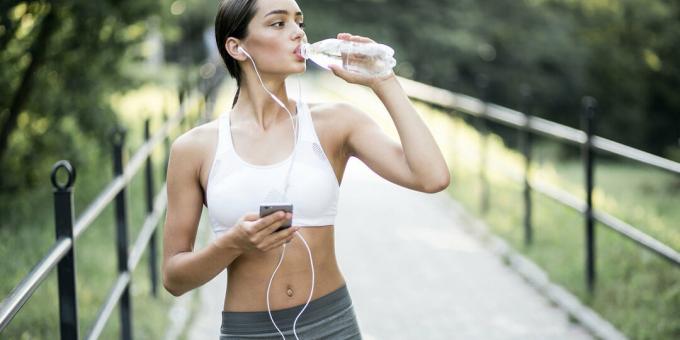 Beba suficiente agua antes de hacer ejercicio
