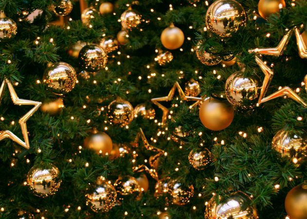 Decorar un árbol de Navidad: juguetes lisos