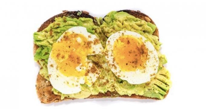 tostadas con aguacate y huevos hervidos