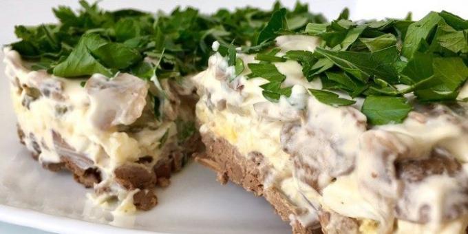 ensalada de soplo con el hígado de pollo y champiñones