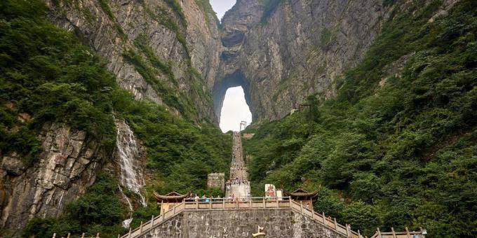 territorio asiático no es en vano atraer a los turistas, el Parque Nacional "Cloud Gate" en el monte Tianmen en Zhangjiajie, China