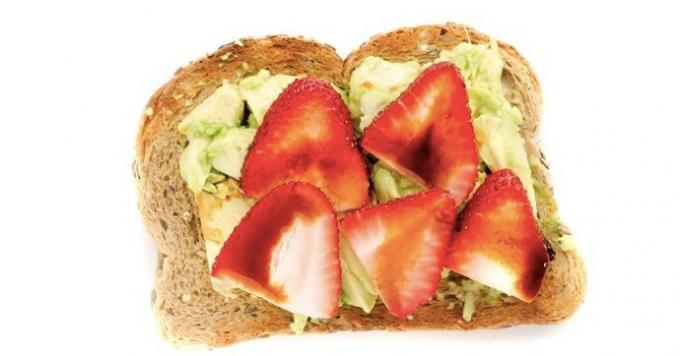 tostadas con aguacate y fresas