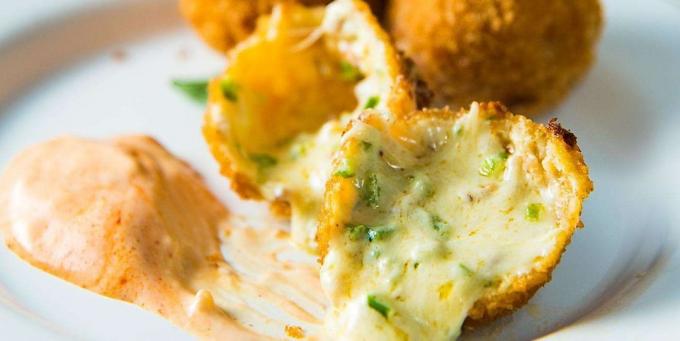 Bolas del queso con patatas, tocino y cebollas verdes
