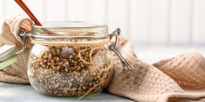 Granola verde de trigo sarraceno con copos de avena, nueces y frutos secos