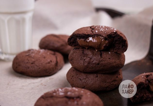 Permita que las galletas con chispas de chocolate estilo fondant se enfríen antes de probarlas