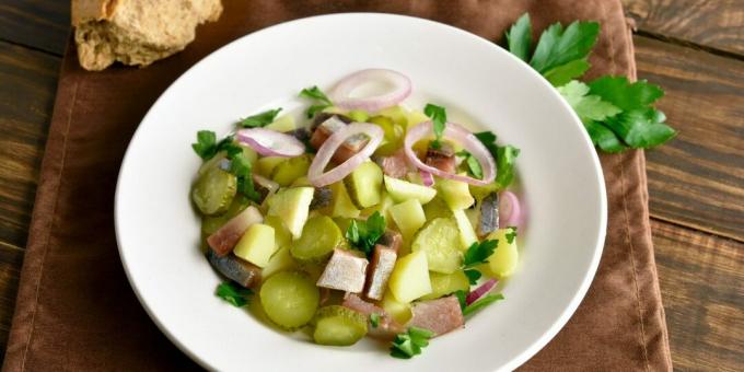 Ensalada con arenque, pepinos y manzana