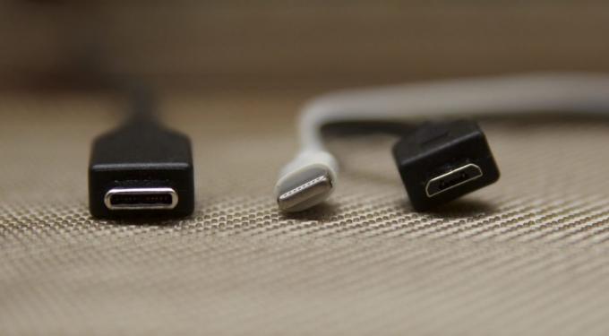De izquierda a derecha: USB tipo C, Rayo, micro USB