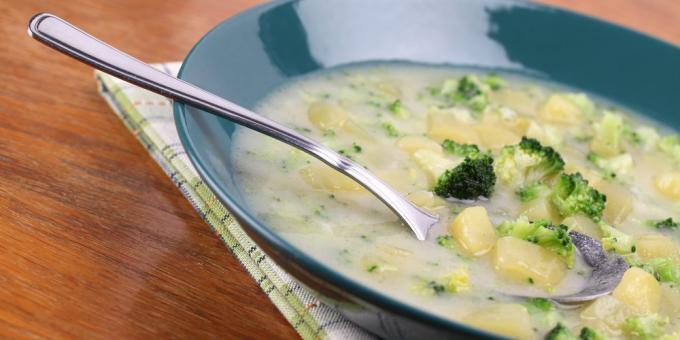 sopas de verduras: sopa con brócoli, patatas y parmesano
