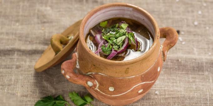 Sopa con cordero en cazuelas