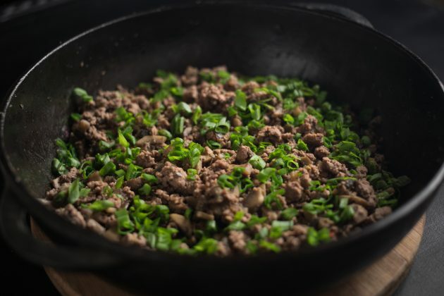 Bollos de carne: agregue las cebollas verdes picadas