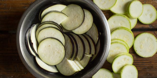 Tarta de verduras: picar la berenjena y el calabacín