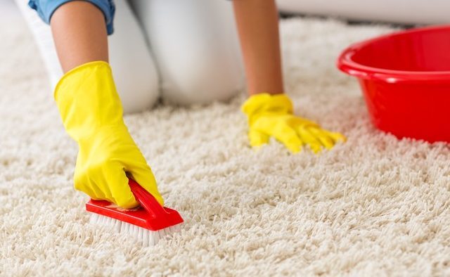 Cómo limpiar la alfombra con vinagre
