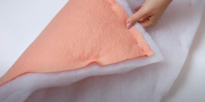 Cómo coser una cama para gatos de bricolaje: corte un relleno de poliéster para la parte superior