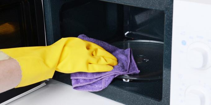 Cómo limpiar el horno de microondas