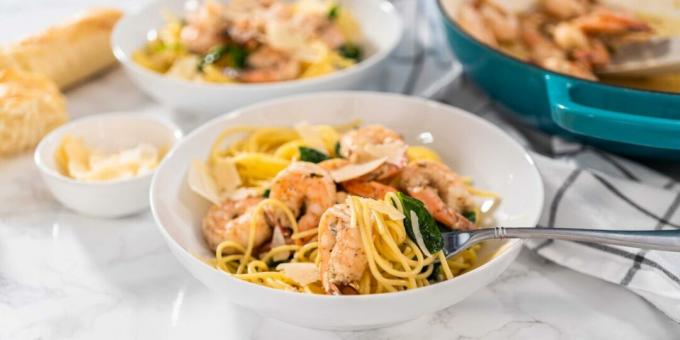 Pasta con camarones y espinacas