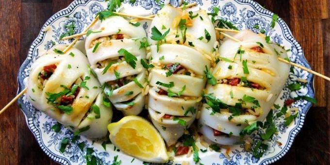 calamares rellenos con arroz, los pistachos y las aceitunas: una receta sencilla