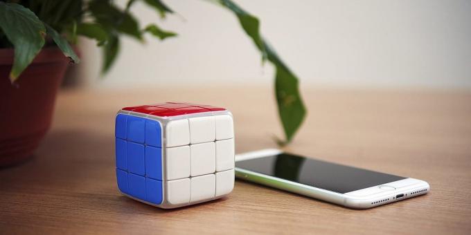 Recoger el cubo de Rubik. GoCube conecta al smartphone
