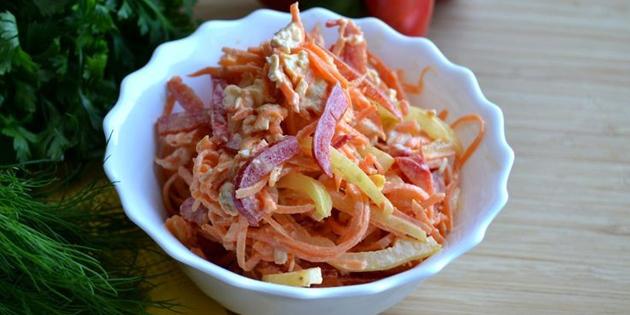 ensalada de Corea con las zanahorias y el pimiento