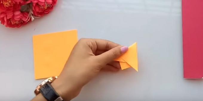 Cortar el papel de tres colores diferentes, dos pequeños cuadrados idénticos