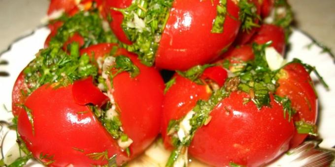 los tomates con sal con ajo y hierbas