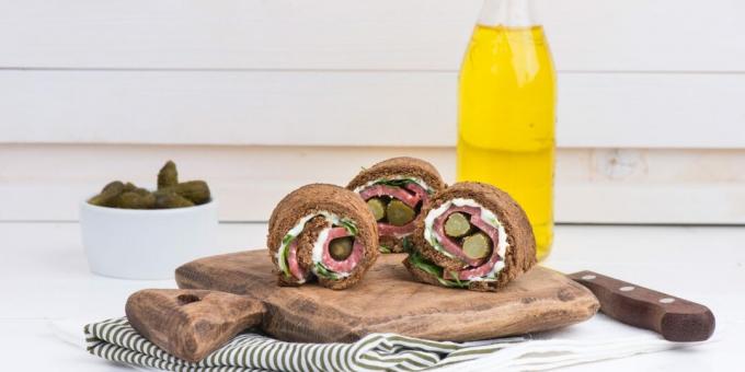 Rollo de pan integral con salchicha