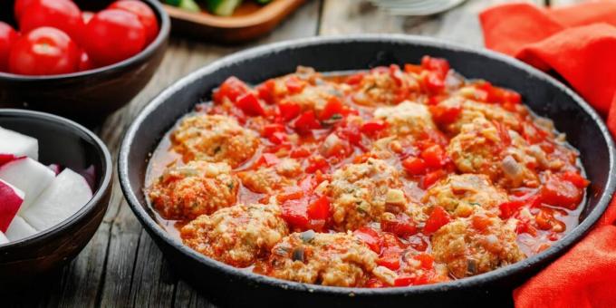 Bolitas de pescado con calabacín en jugo de tomate