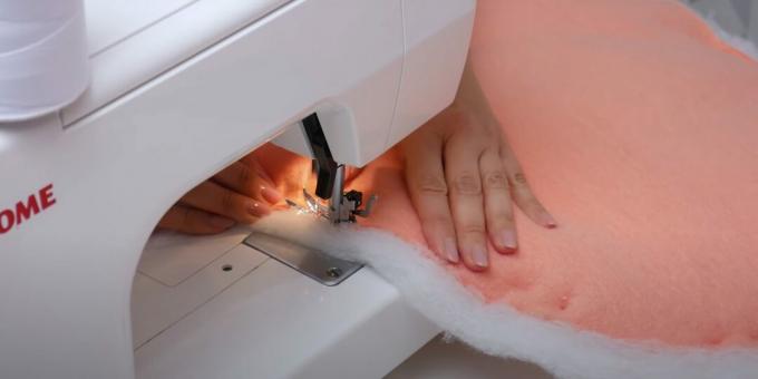 Cómo coser una cama para gatos de bricolaje: coser la tela al winterizer sintético