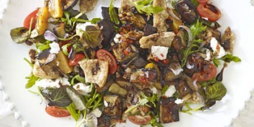 Ensalada con berenjenas asadas y llenado menta en lavash